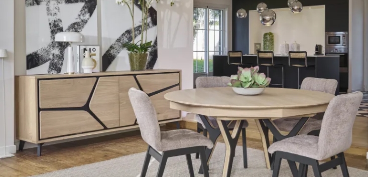 salle à manger avec une table n bois et des chaises style scandinave blanches