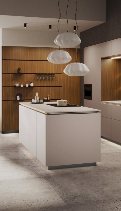 plan de travail en bois dans une cuisine avec au milieu un plat avec des fruits