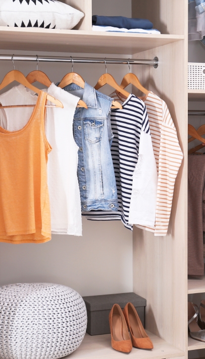 dressing avec des vêtements accroché sur des cintres